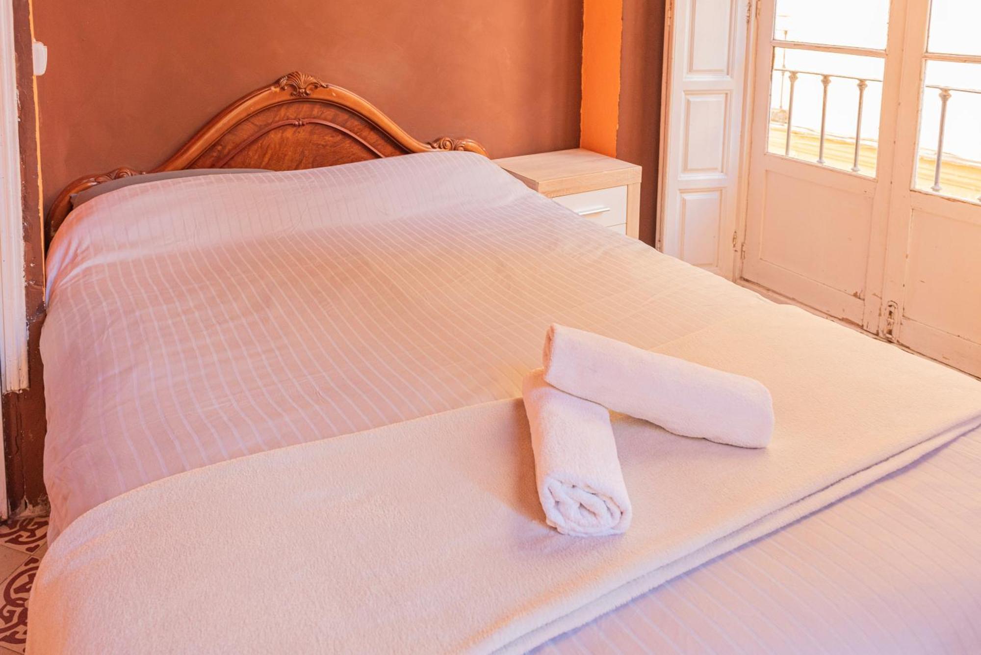 Private Rooms In Historic Building On The Square 말라가 외부 사진