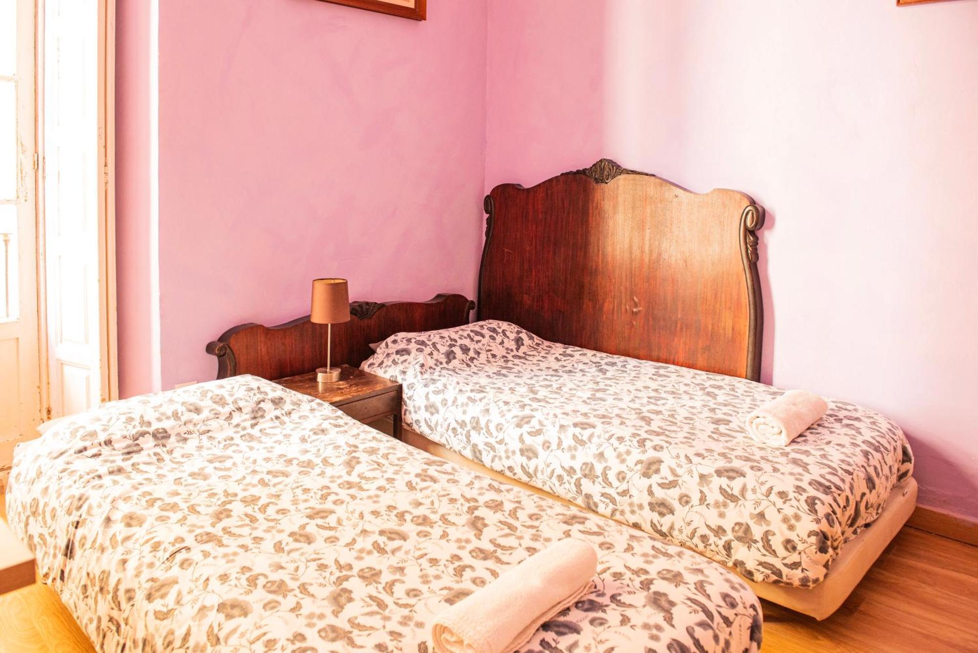 Private Rooms In Historic Building On The Square 말라가 외부 사진