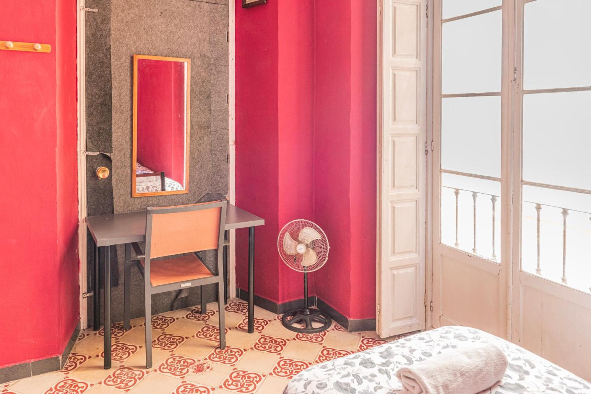 Private Rooms In Historic Building On The Square 말라가 외부 사진