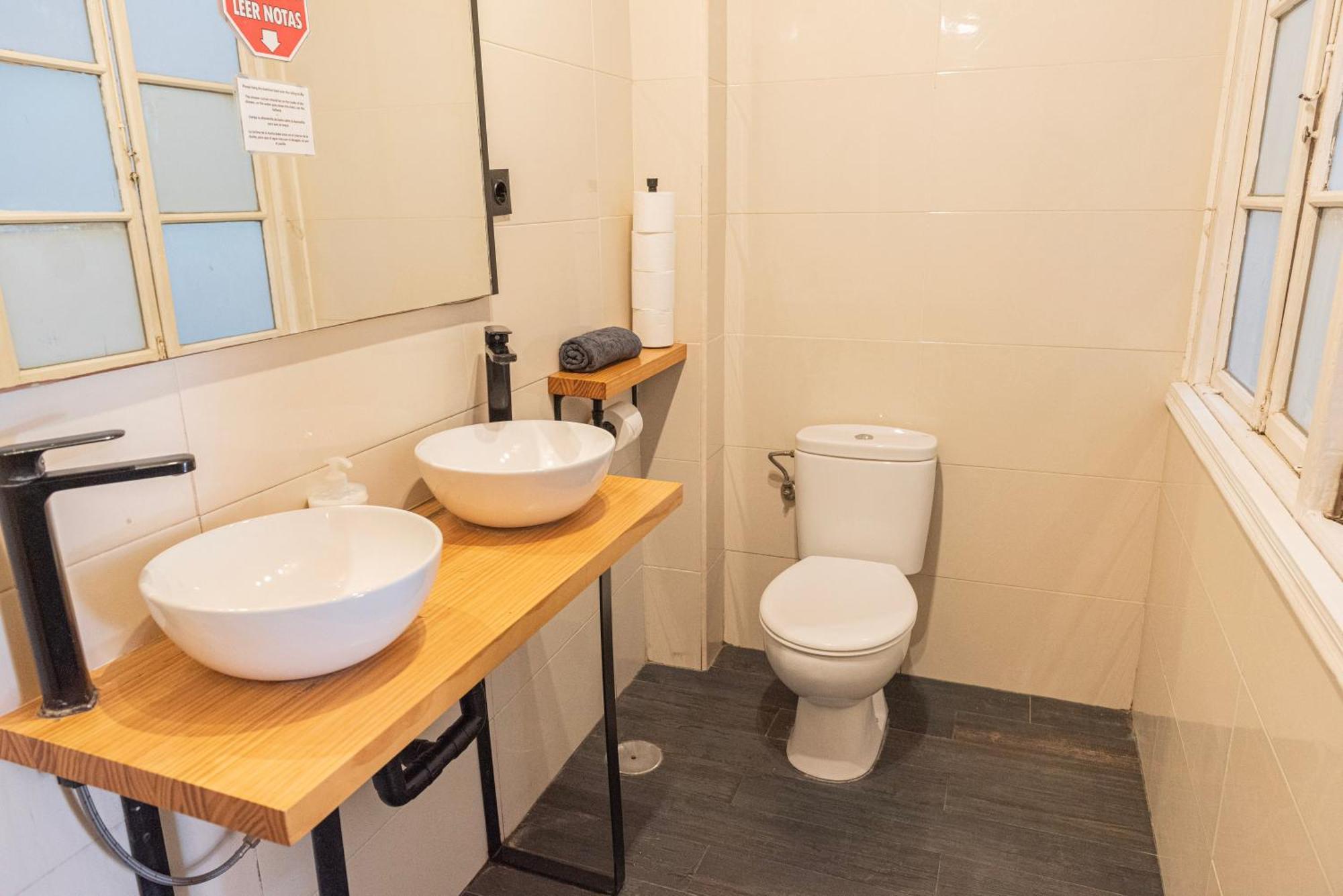 Private Rooms In Historic Building On The Square 말라가 외부 사진