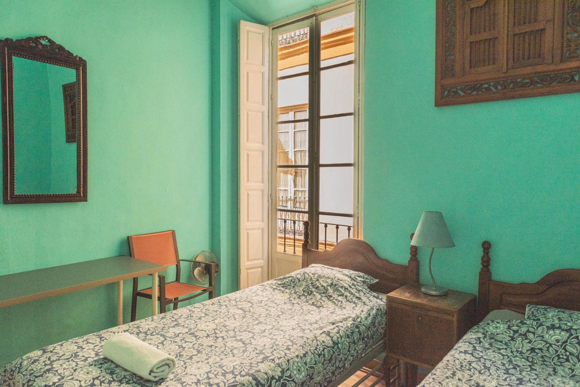 Private Rooms In Historic Building On The Square 말라가 외부 사진