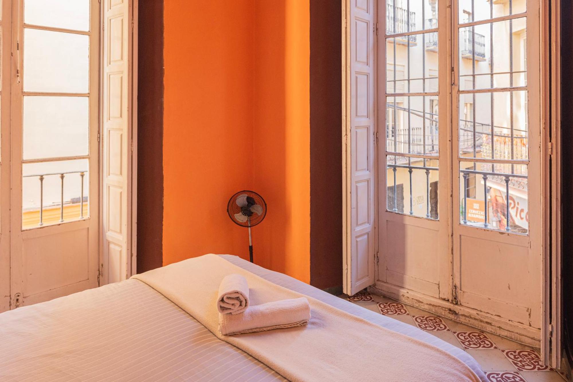 Private Rooms In Historic Building On The Square 말라가 외부 사진